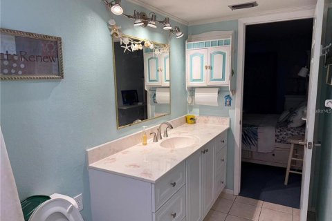 Condo in Largo, Florida, 2 bedrooms № 2105482 - photo 29