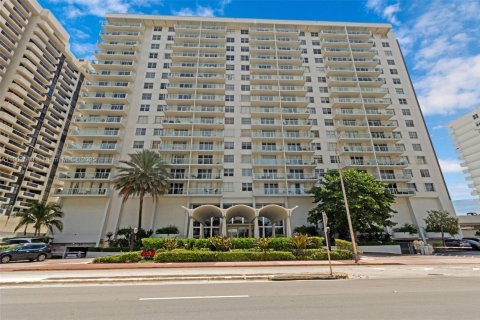 Condominio en alquiler en Miami Beach, Florida, 1 dormitorio, 76.55 m2 № 2012545 - foto 19