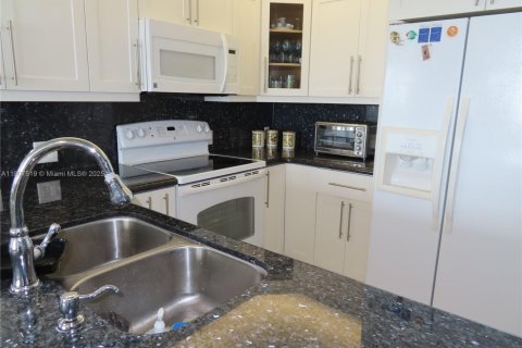 Condominio en alquiler en Miami Beach, Florida, 1 dormitorio, 76.55 m2 № 2012545 - foto 12