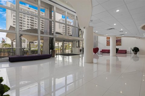 Condominio en alquiler en Miami Beach, Florida, 1 dormitorio, 76.55 m2 № 2012545 - foto 23