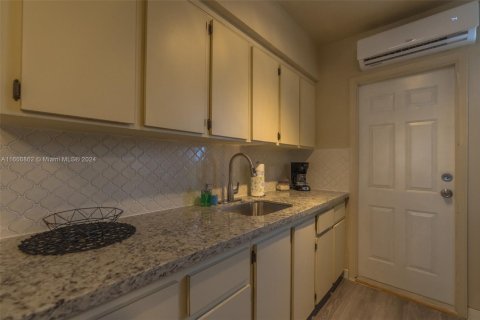 Condo in Miami Beach, Florida  № 1783726 - photo 18
