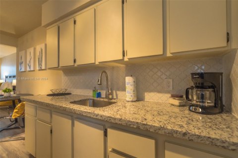 Condo in Miami Beach, Florida  № 1783726 - photo 5