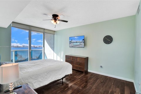 Condo in North Bay Village, Florida, 2 bedrooms  № 1502567 - photo 16