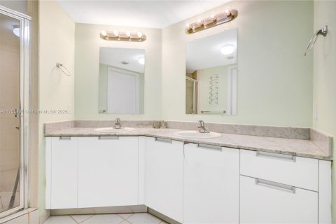 Condo in North Bay Village, Florida, 2 bedrooms  № 1502567 - photo 20