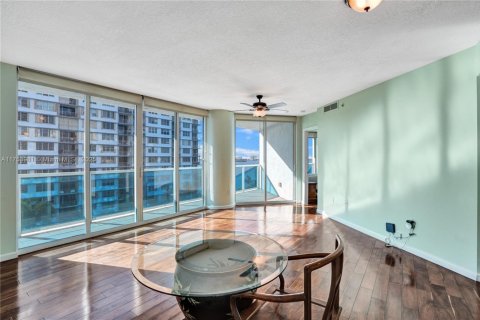 Condo in North Bay Village, Florida, 2 bedrooms  № 1502567 - photo 9