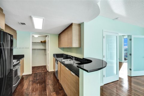 Condo in North Bay Village, Florida, 2 bedrooms  № 1502567 - photo 13