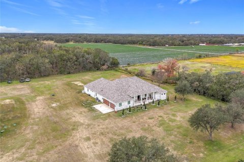 House in Plant City, Florida 4 bedrooms, 462.56 sq.m. № 1534122 - photo 4