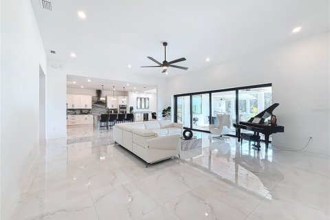 House in Plant City, Florida 4 bedrooms, 462.56 sq.m. № 1534122 - photo 17