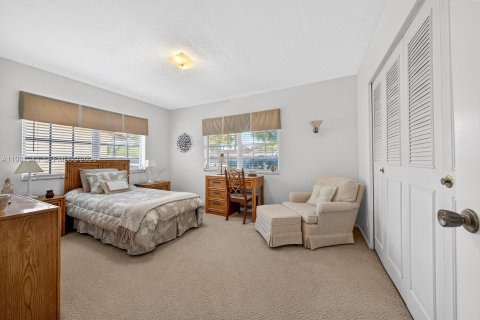 House in Plantation, Florida 4 bedrooms, 169.92 sq.m. № 2062505 - photo 21