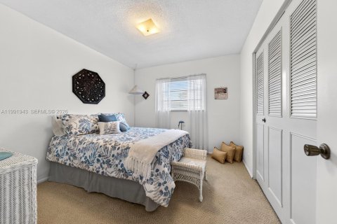 House in Plantation, Florida 4 bedrooms, 169.92 sq.m. № 2062505 - photo 23