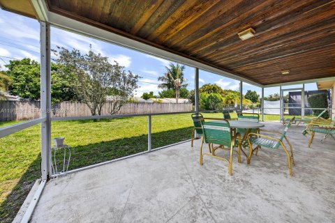 House in Plantation, Florida 4 bedrooms, 169.92 sq.m. № 2062505 - photo 2