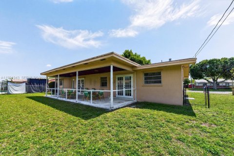 House in Plantation, Florida 4 bedrooms, 169.92 sq.m. № 2062505 - photo 27