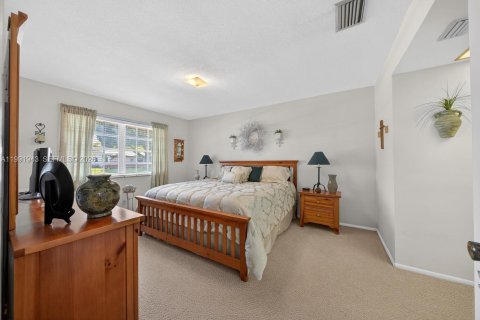 House in Plantation, Florida 4 bedrooms, 169.92 sq.m. № 2062505 - photo 17