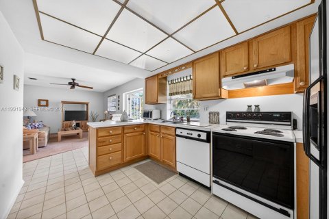 House in Plantation, Florida 4 bedrooms, 169.92 sq.m. № 2062505 - photo 13