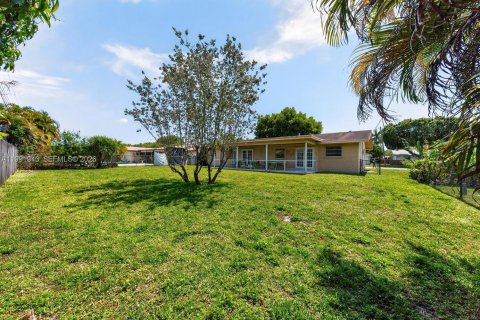 House in Plantation, Florida 4 bedrooms, 169.92 sq.m. № 2062505 - photo 26