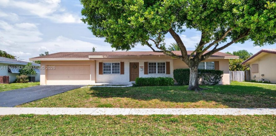 House in Plantation, Florida 4 bedrooms, 169.92 sq.m. № 2062505