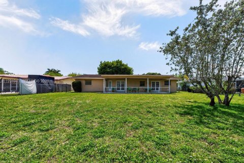 House in Plantation, Florida 4 bedrooms, 169.92 sq.m. № 2062505 - photo 4