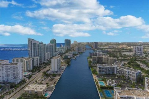 Copropriété à vendre à Hallandale Beach, Floride: 2 chambres, 132.85 m2 № 2430230 - photo 22