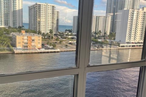 Copropriété à vendre à Hallandale Beach, Floride: 2 chambres, 132.85 m2 № 2430230 - photo 14