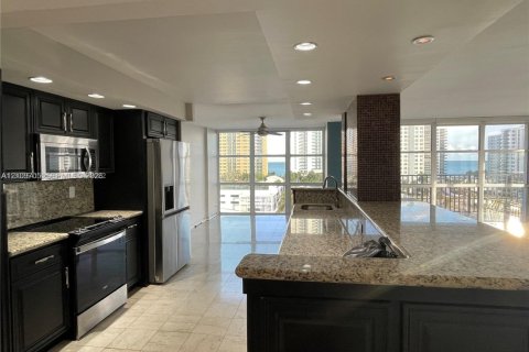 Condo in Hallandale Beach, Florida, 2 bedrooms № 2430230