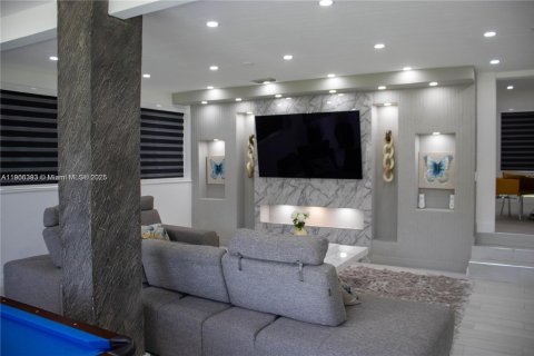 Villa ou maison à vendre à Miami, Floride: 3 chambres, 182.92 m2 № 2034145 - photo 4