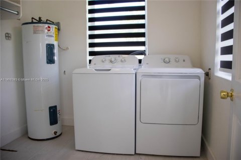 Villa ou maison à vendre à Miami, Floride: 3 chambres, 182.92 m2 № 2034145 - photo 18