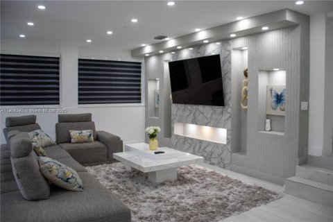 Villa ou maison à vendre à Miami, Floride: 3 chambres, 182.92 m2 № 2034145 - photo 2