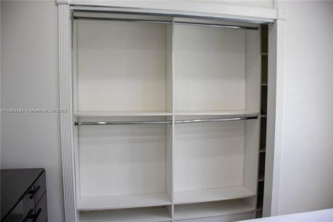 Villa ou maison à vendre à Miami, Floride: 3 chambres, 182.92 m2 № 2034145 - photo 22