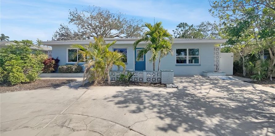 House in Gulfport, Florida 4 bedrooms, 223.71 sq.m. № 1602805