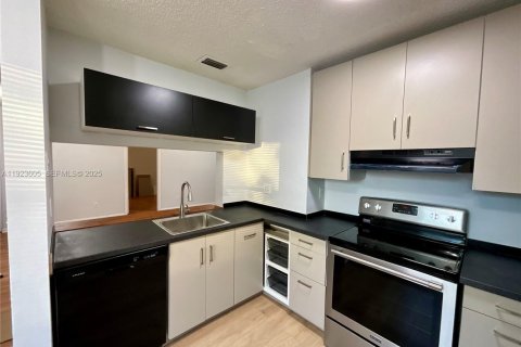 Condominio en alquiler en Coral Springs, Florida, 2 dormitorios, 78.97 m2 № 1982066 - foto 4