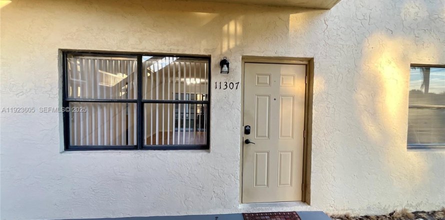 Condominio en Coral Springs, Florida, 2 dormitorios  № 1982066