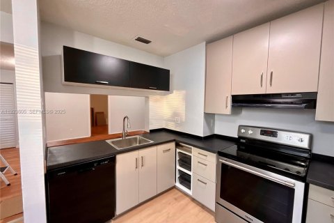 Condominio en alquiler en Coral Springs, Florida, 2 dormitorios, 78.97 m2 № 1982066 - foto 3