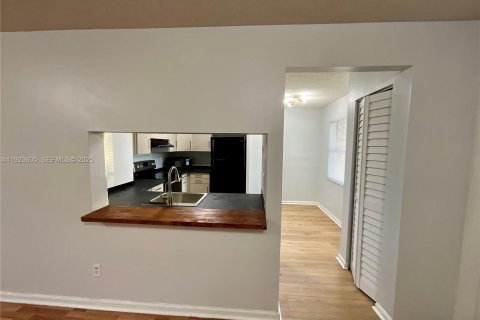 Condominio en alquiler en Coral Springs, Florida, 2 dormitorios, 78.97 m2 № 1982066 - foto 7