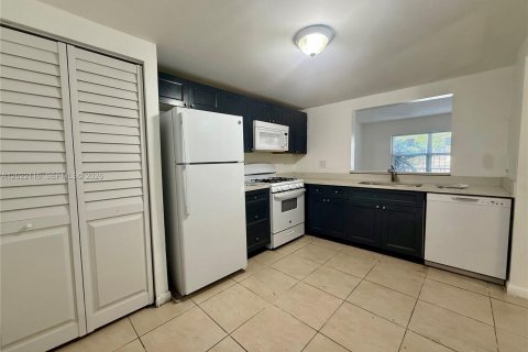 Copropriété à vendre à Hialeah, Floride: 2 chambres, 147.06 m2 № 2256995 - photo 2