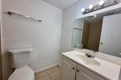 Copropriété à vendre à Hialeah, Floride: 2 chambres, 147.06 m2 № 2256995 - photo 8