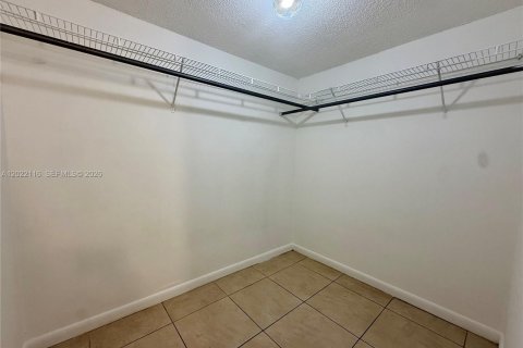 Copropriété à vendre à Hialeah, Floride: 2 chambres, 147.06 m2 № 2256995 - photo 11