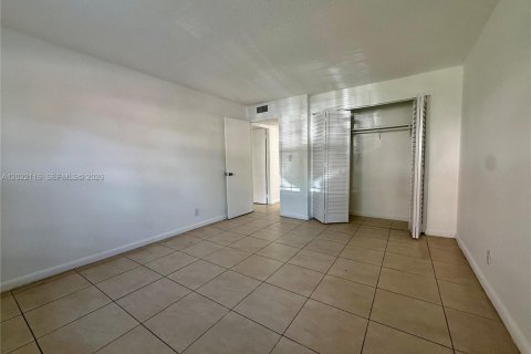 Copropriété à vendre à Hialeah, Floride: 2 chambres, 147.06 m2 № 2256995 - photo 13