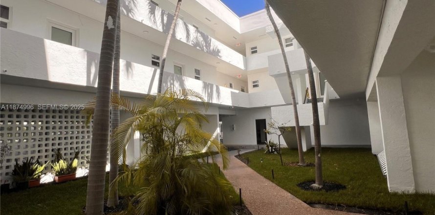 Condo in Miami Beach, Florida, 1 bedroom  № 2039121