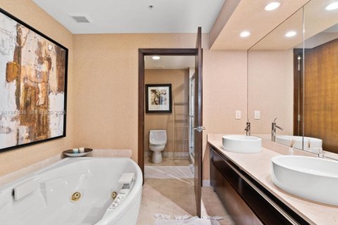 Condo in Sunny Isles Beach, Florida, 1 bedroom  № 1998912 - photo 17