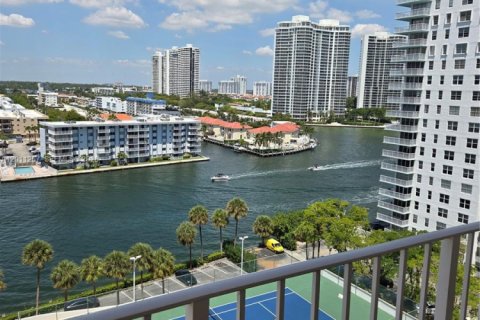 Copropriété à louer à Sunny Isles Beach, Floride: 2 chambres, 93.65 m2 № 2076676 - photo 2