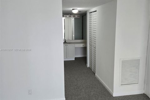 Copropriété à louer à Sunny Isles Beach, Floride: 2 chambres, 93.65 m2 № 2076676 - photo 11