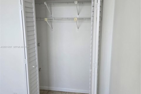 Copropriété à louer à Sunny Isles Beach, Floride: 2 chambres, 93.65 m2 № 2076676 - photo 13