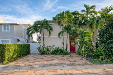 Villa ou maison à vendre à Miami, Floride: 4 chambres, 187.29 m2 № 2428111 - photo 2