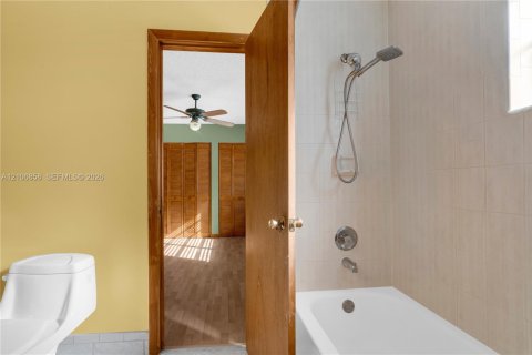 Villa ou maison à vendre à Miami, Floride: 4 chambres, 187.29 m2 № 2428111 - photo 20