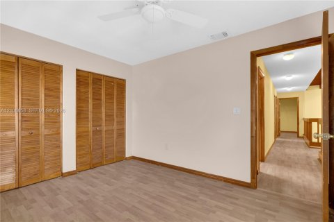 Villa ou maison à vendre à Miami, Floride: 4 chambres, 187.29 m2 № 2428111 - photo 14