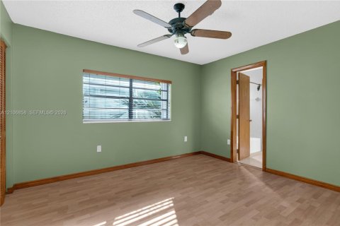 Villa ou maison à vendre à Miami, Floride: 4 chambres, 187.29 m2 № 2428111 - photo 17