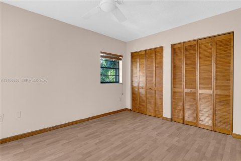 Villa ou maison à vendre à Miami, Floride: 4 chambres, 187.29 m2 № 2428111 - photo 13