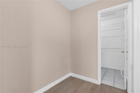 Villa ou maison à vendre à Miami, Floride: 4 chambres, 187.29 m2 № 2428111 - photo 30