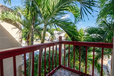 Villa ou maison à vendre à Miami, Floride: 4 chambres, 187.29 m2 № 2428111 - photo 16