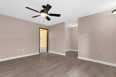 Villa ou maison à vendre à Miami, Floride: 4 chambres, 187.29 m2 № 2428111 - photo 29
